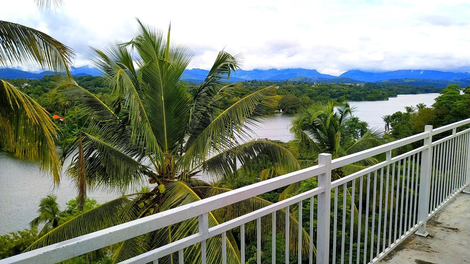 Mahaweli View Inn Kandy Bagian luar foto