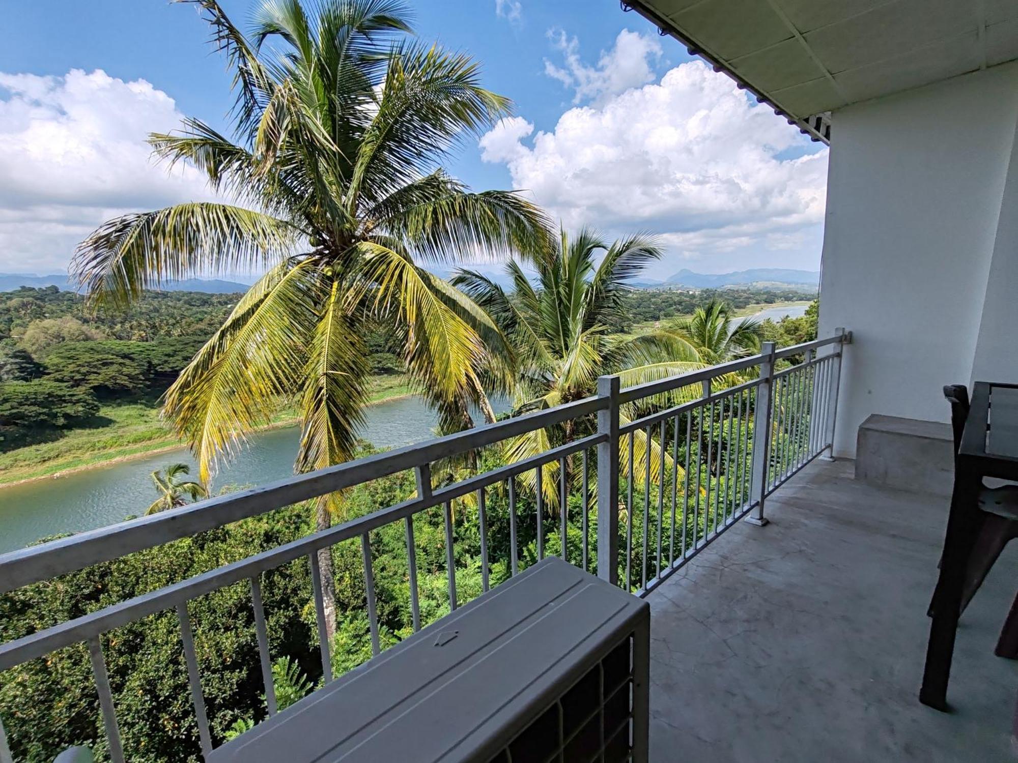 Mahaweli View Inn Kandy Bagian luar foto