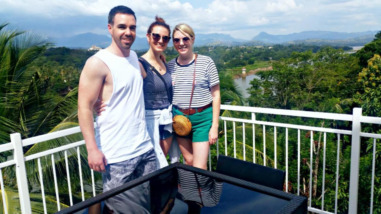 Mahaweli View Inn Kandy Bagian luar foto