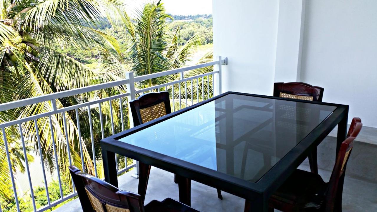 Mahaweli View Inn Kandy Bagian luar foto