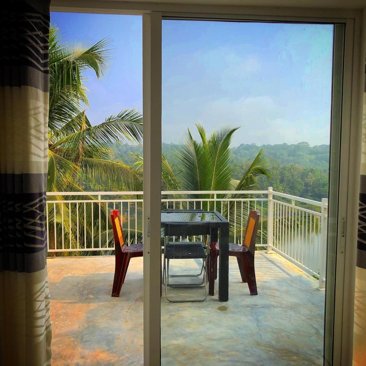 Mahaweli View Inn Kandy Bagian luar foto