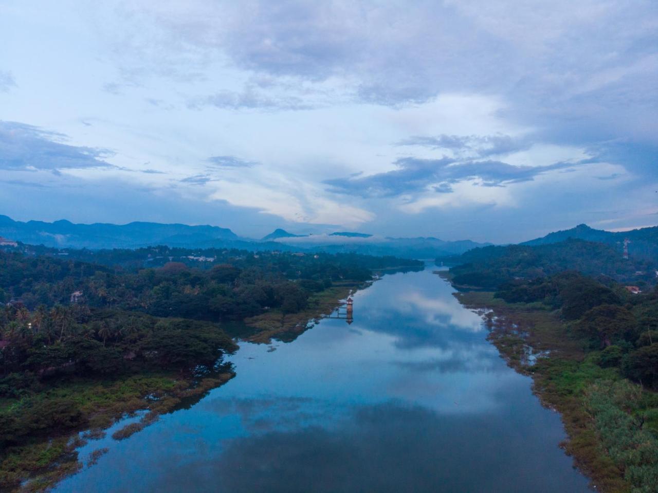 Mahaweli View Inn Kandy Bagian luar foto