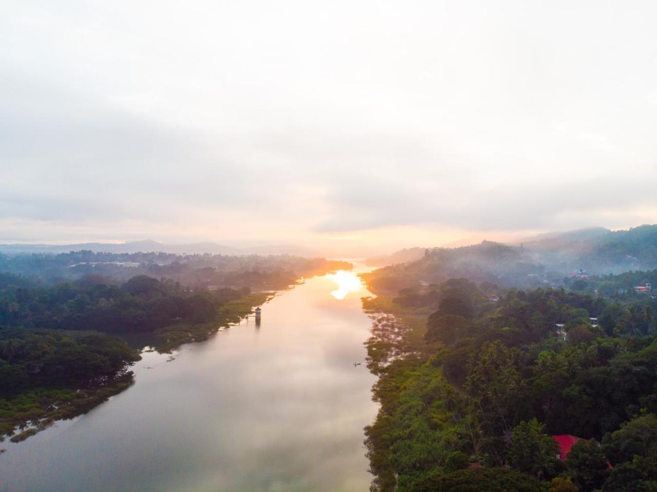 Mahaweli View Inn Kandy Bagian luar foto